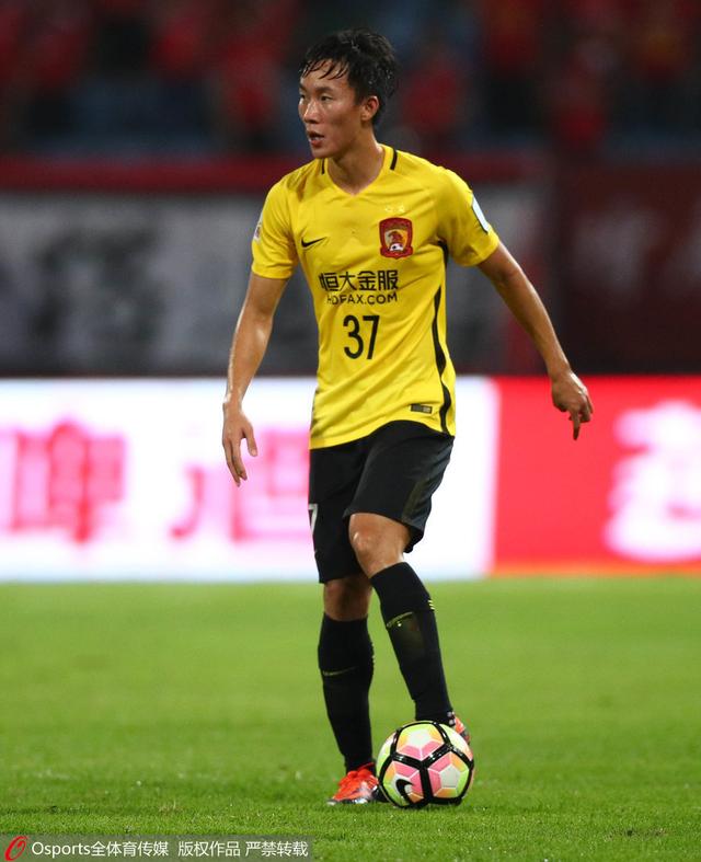大片中，冯德伦游走于时尚与复古之间，精致与玩味之间，细腻诠释了内心型熟男的霸气与张力，展示了一份与众不同的复古情怀。