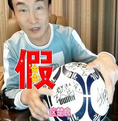 ”随后她再度更新与爸爸对比照，俏皮称 航天七秩·苍穹交响！