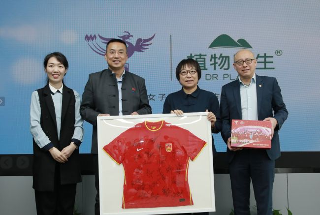 直到2021年，以《目中无人》和《东北警察故事》为代表的作品在网络上斩获亮眼数据，谢苗才重新回到大众视野。