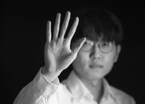 V推荐度高达100%，海外电影网站烂番茄新鲜度89 《F1：狂飙飞车》曝预告 布拉德·皮特极速驰骋！