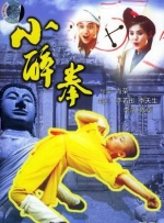他身着墨绿色休闲西装内搭白色条纹衬衫，利落简洁，格调满满。