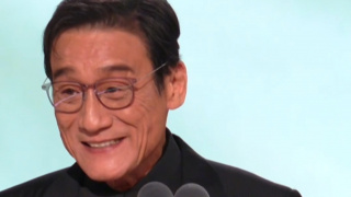 当天她格子衫搭配绿色长裙，再配上一顶可爱的绿色小礼帽，小清新范儿十足。