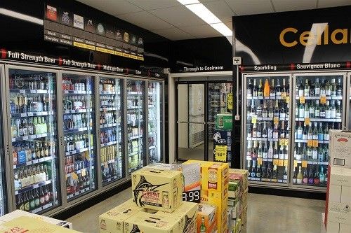 Paseo de cristal de la exhibición de la puerta del supermercado en gasolineras más frescas del colmado del ultramarinos